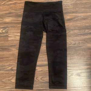 Lululemon mid rise cropped leggings in camo